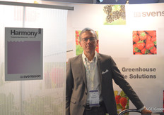 Hugo Plaisier van Ludvig Svensson ziet dat zachtfruittelers steeds vaker naast een energiedoek uit de Luxous-serie ook kijken naar een licht zonwerend, diffuus doek, de 1315 FR in dit geval.